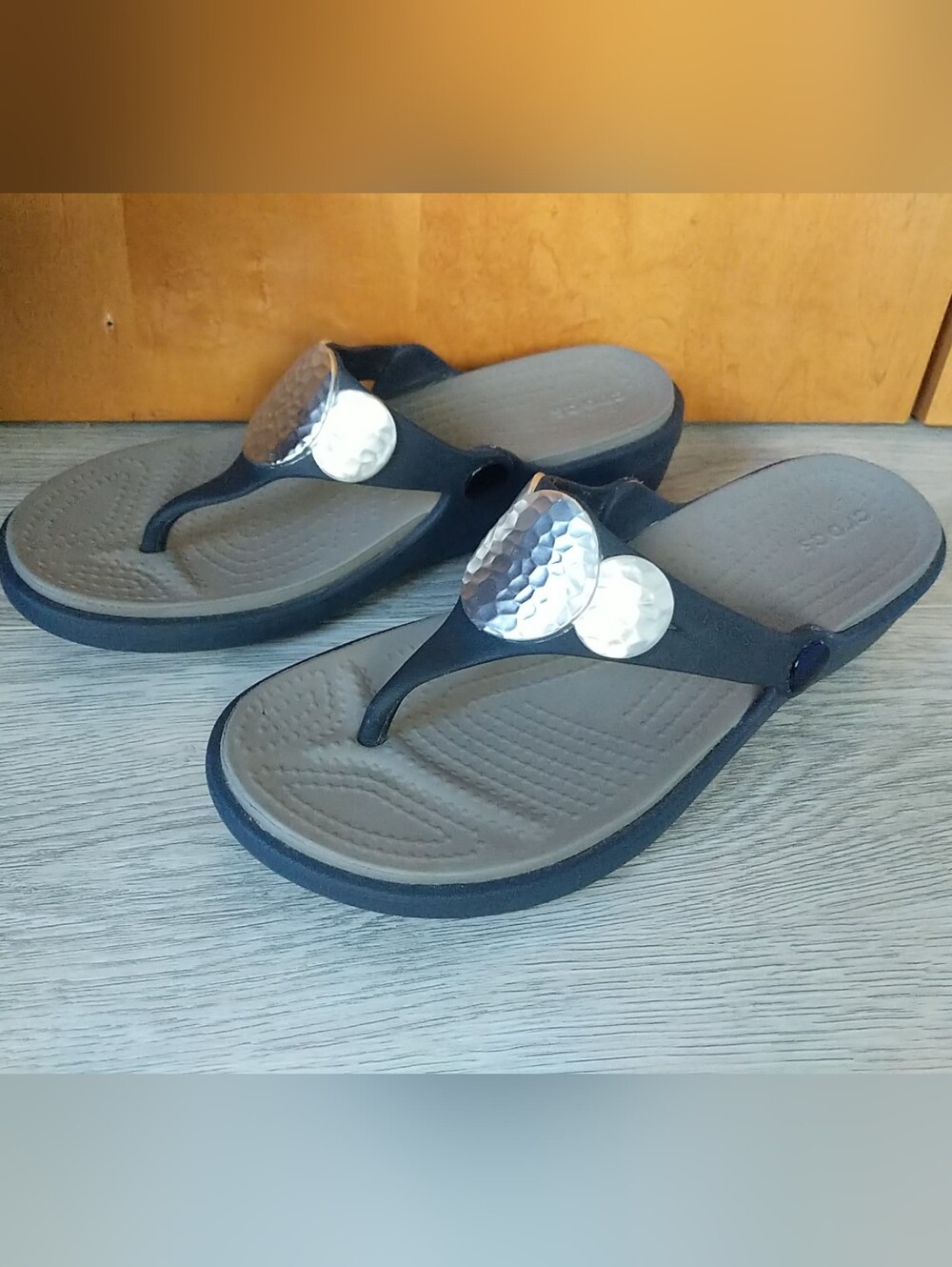 Crocs Sanrah Women 6 Silver Hammered Circle Wedge Gray Navy Blue